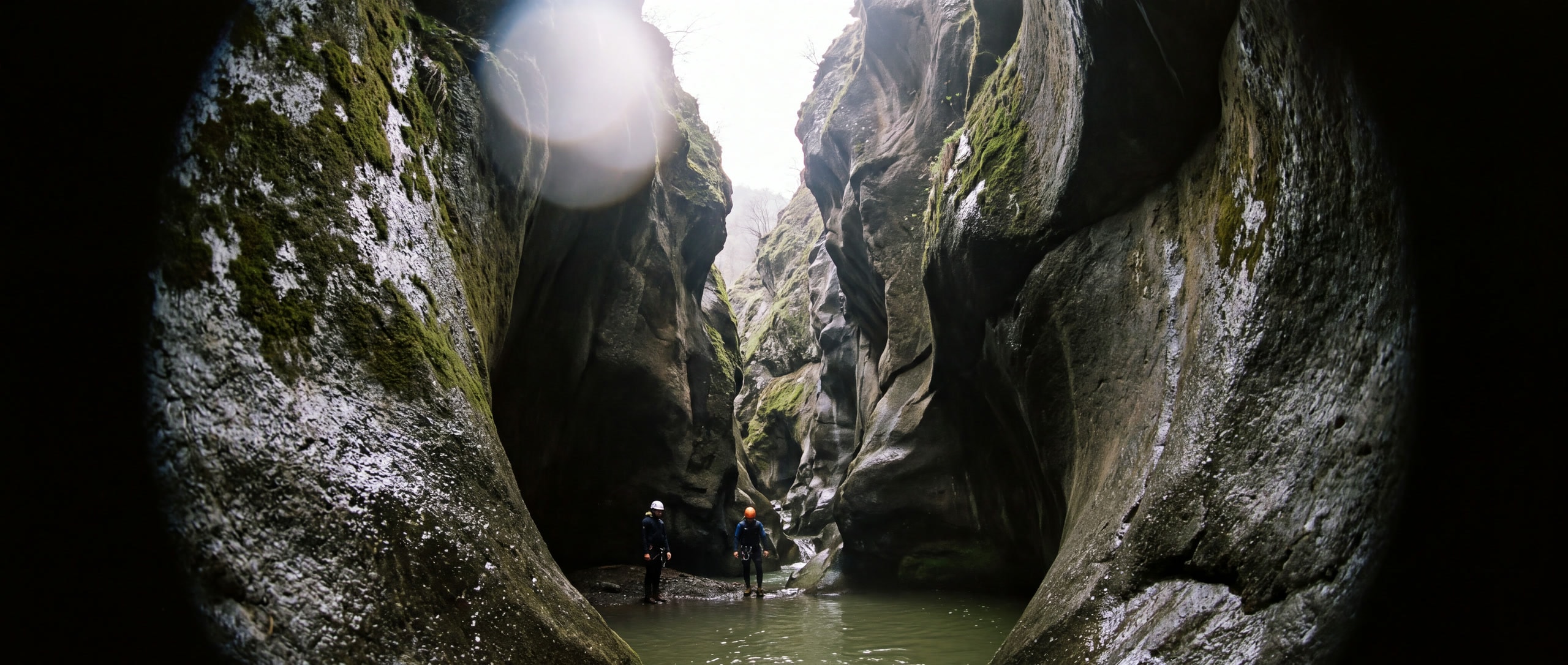 Un canyon de basalte étroit sculpté par l'eau dans le Syunik, avec une vasque verte au fond