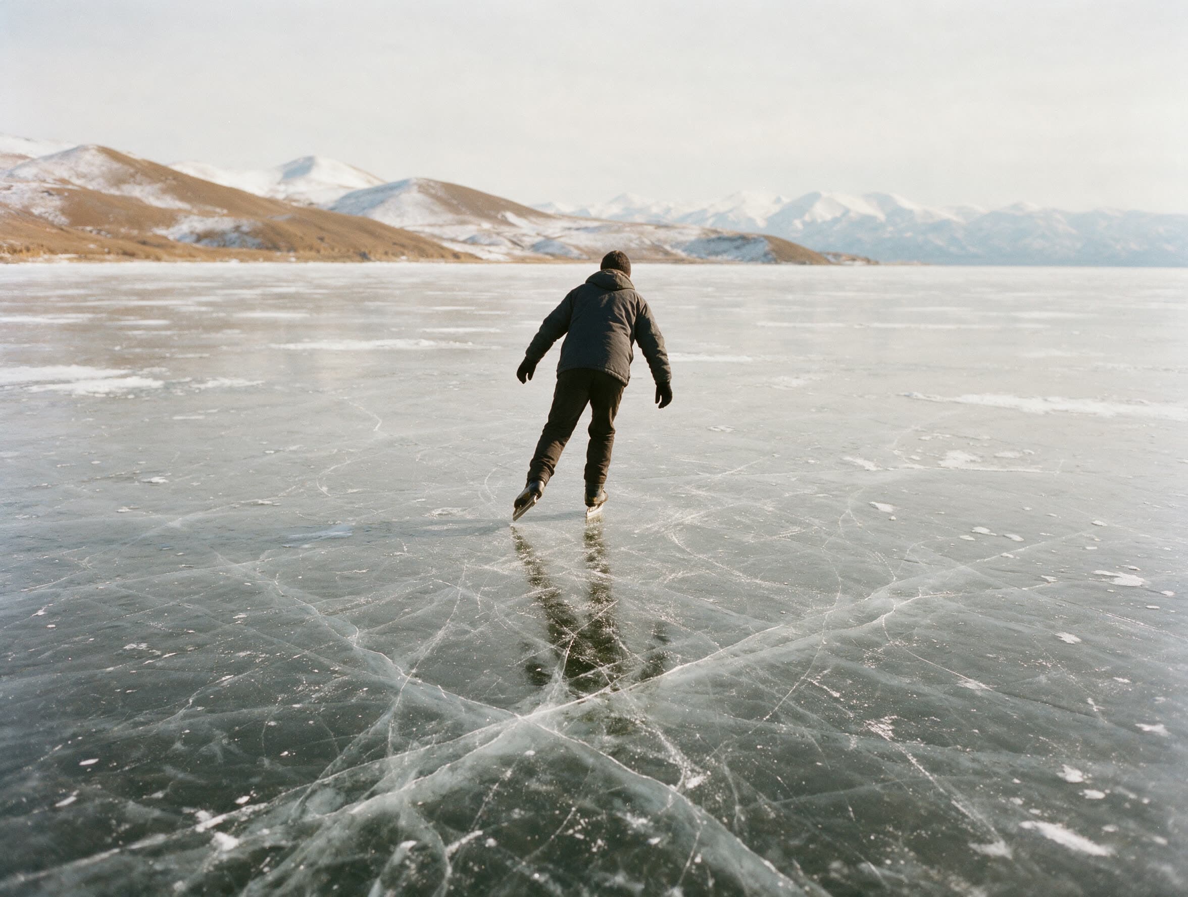 Eisläufer von hinten auf dem gefrorenen Flachwasser des Sewansees