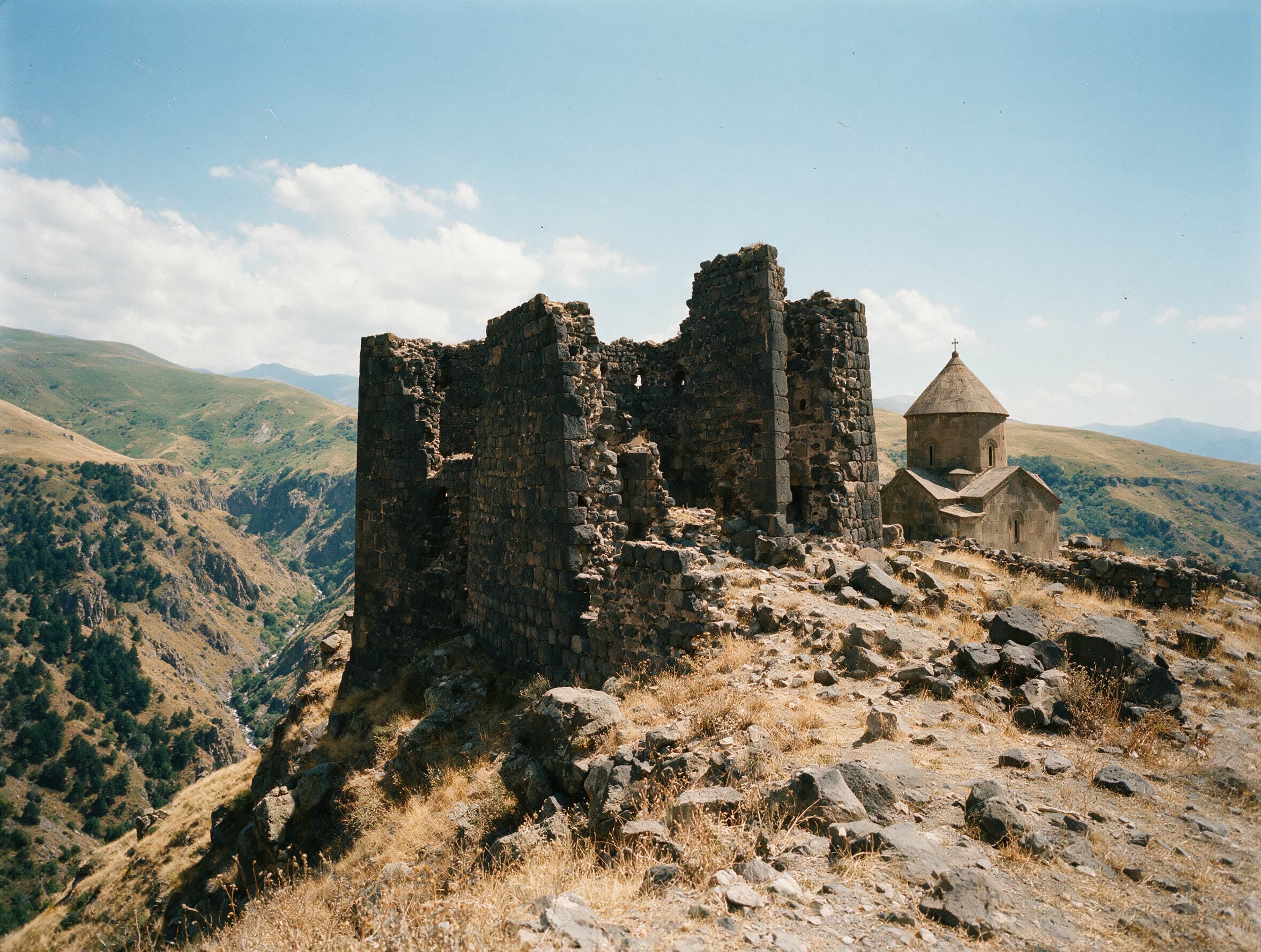 Ruinierte Basaltmauern der Festung Amberd am Südhang des Aragaz