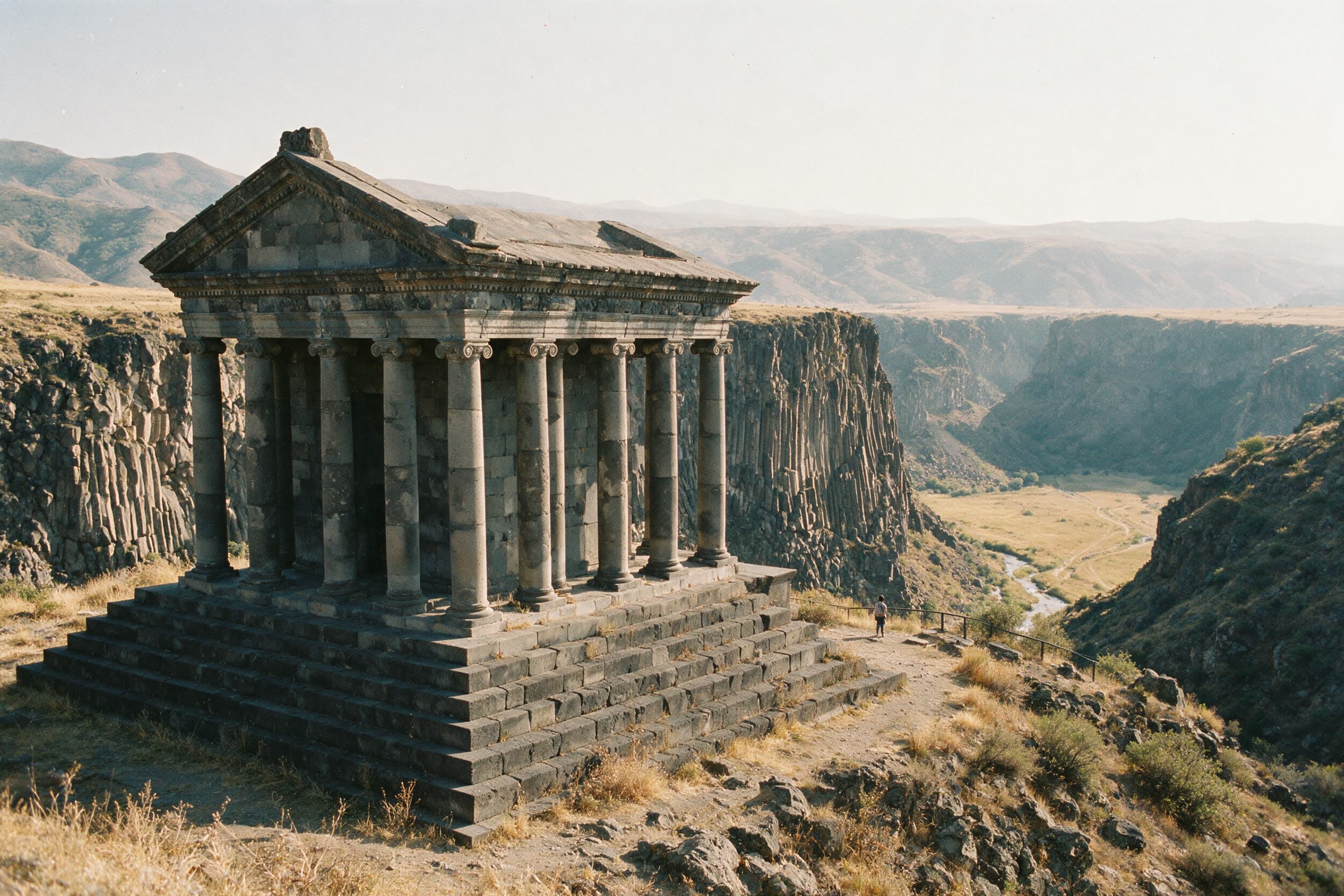 Hellenistischer Tempel von Garni auf dem Rand der Basaltschlucht