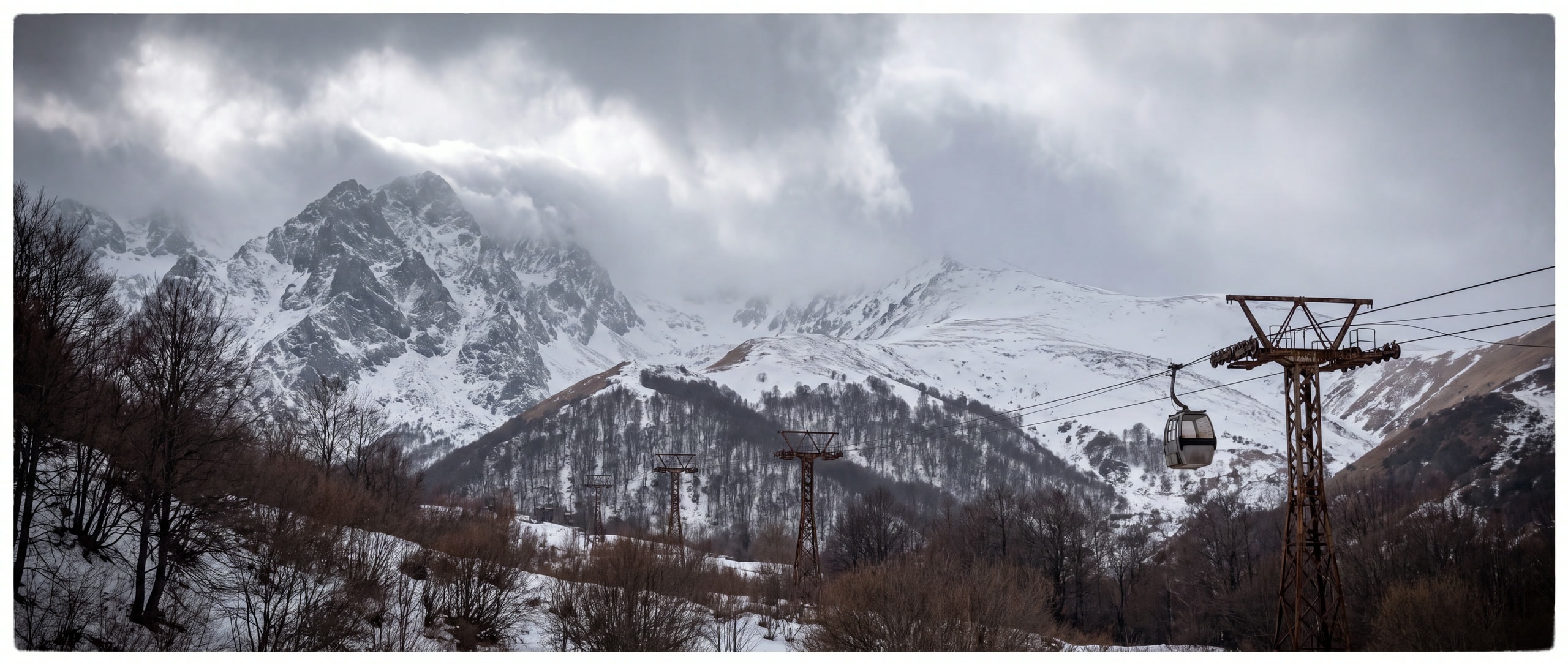 Le massif enneigé du Teghenis au-dessus de Tsaghkadzor avec de vieux pylônes de télécabine