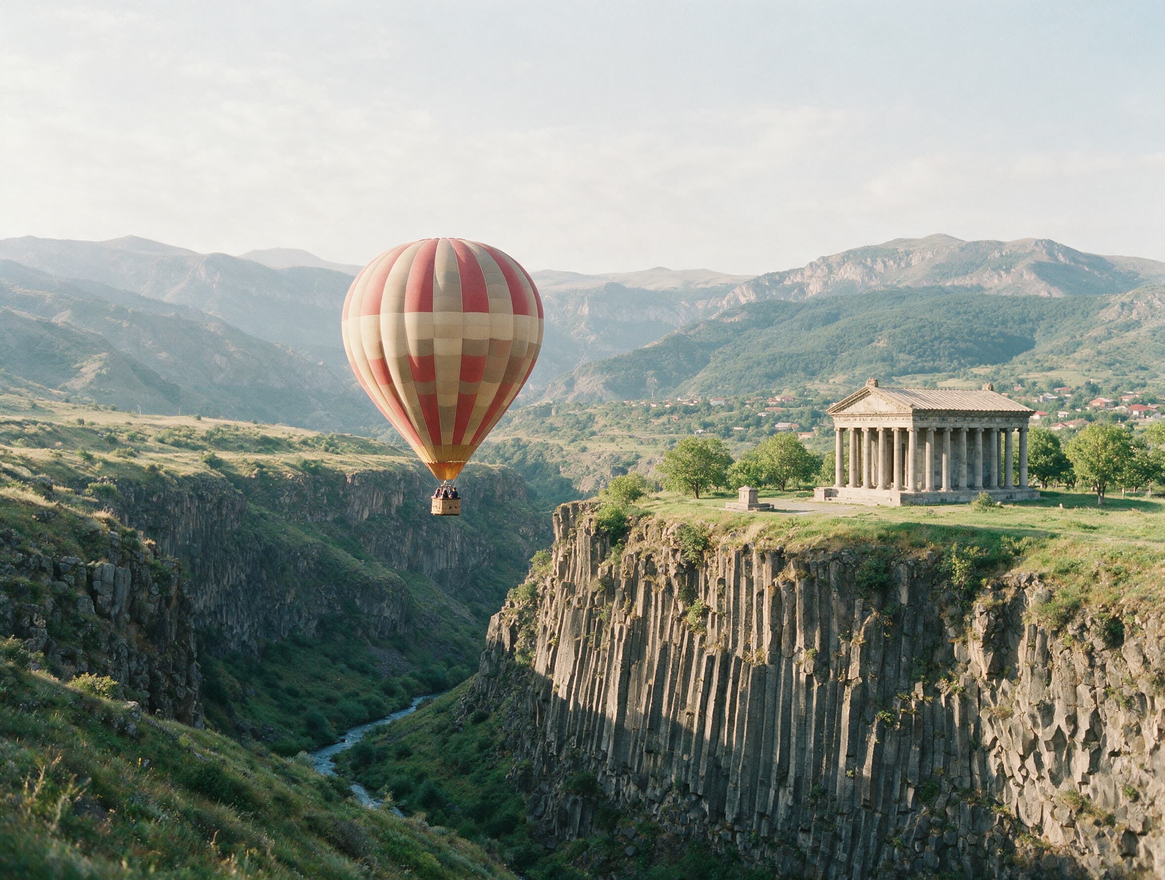 Heißluftballon steigt über der Schlucht von Garni auf, Basaltklippen darunter