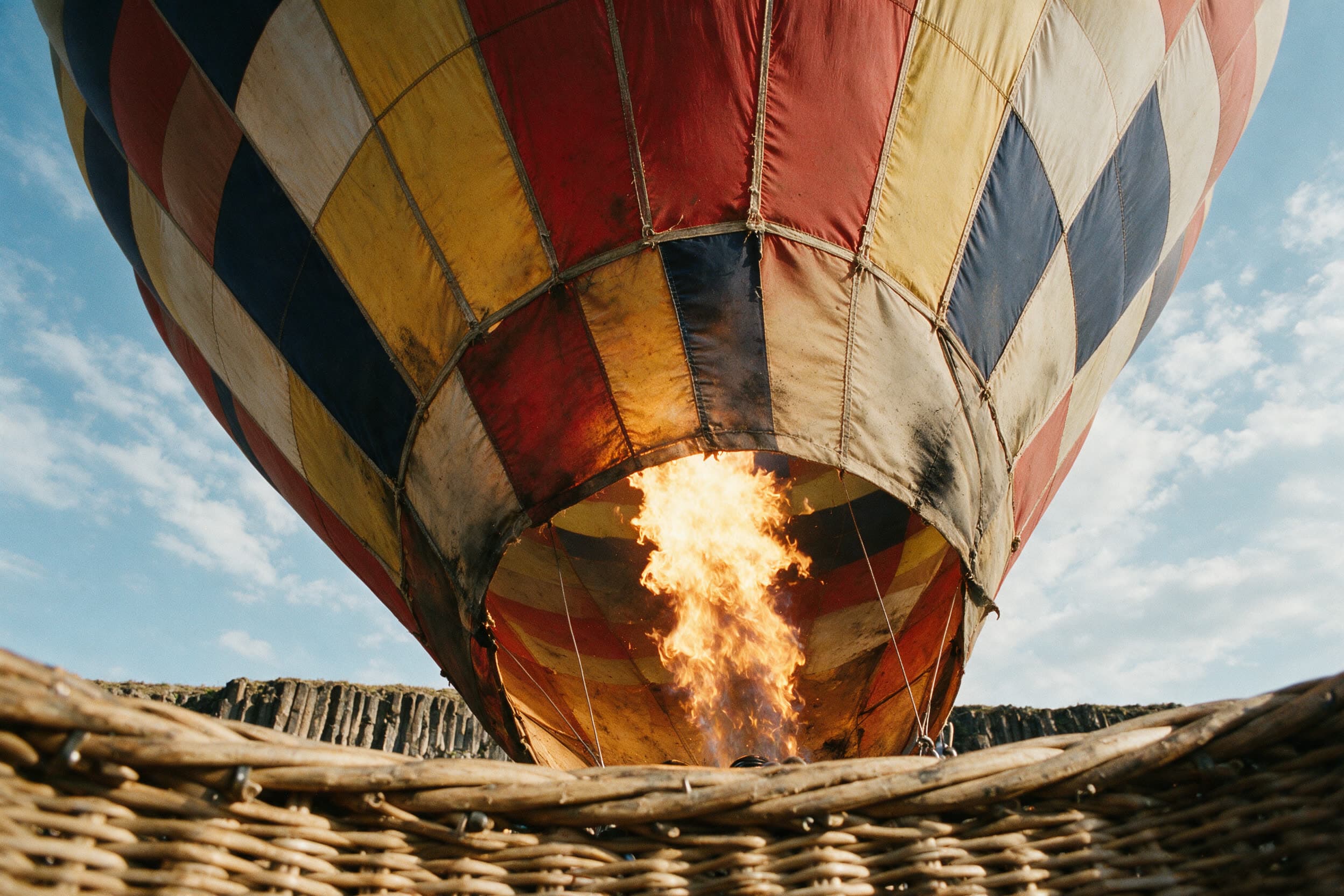 Blick aus dem Korb nach oben in die Ballonhülle, Brennerflamme am Bildrand