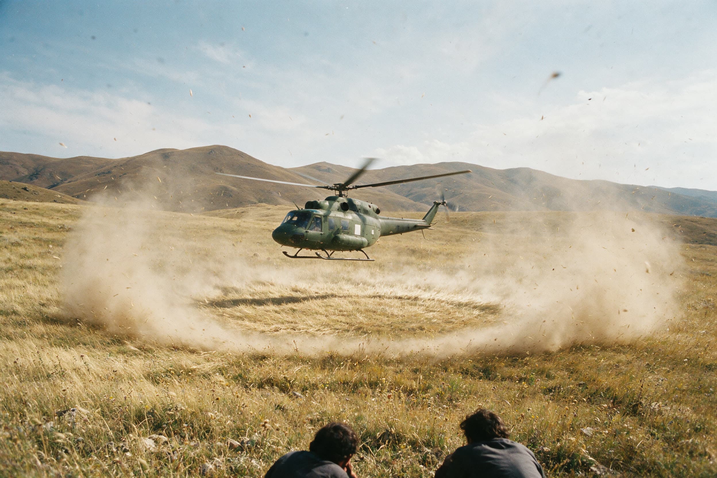Hubschrauber hebt von einer armenischen Hochlandwiese ab, Gras vom Abwind flachgedrückt