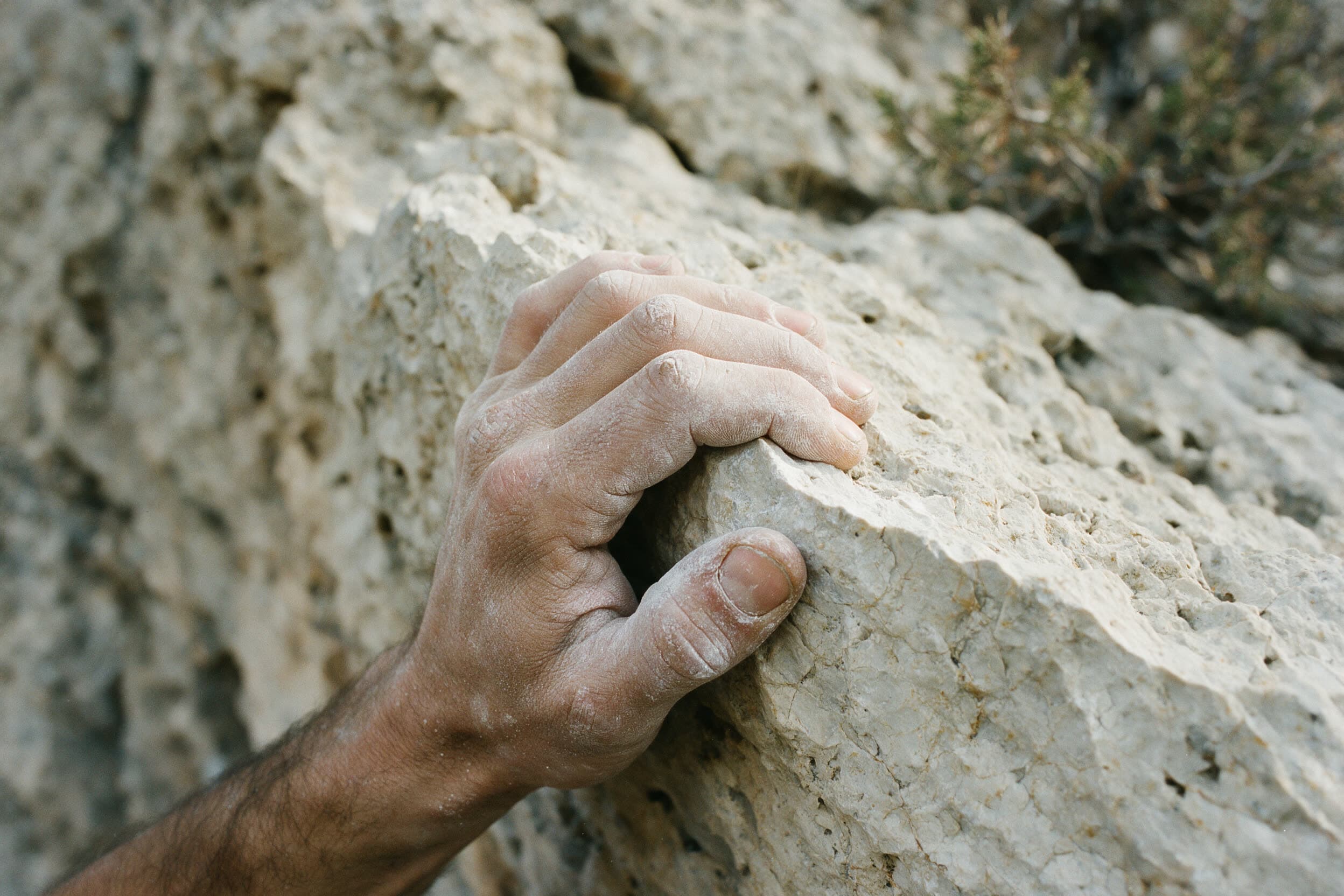 Eingechalkte Hand an einer scharfen Kalkkante