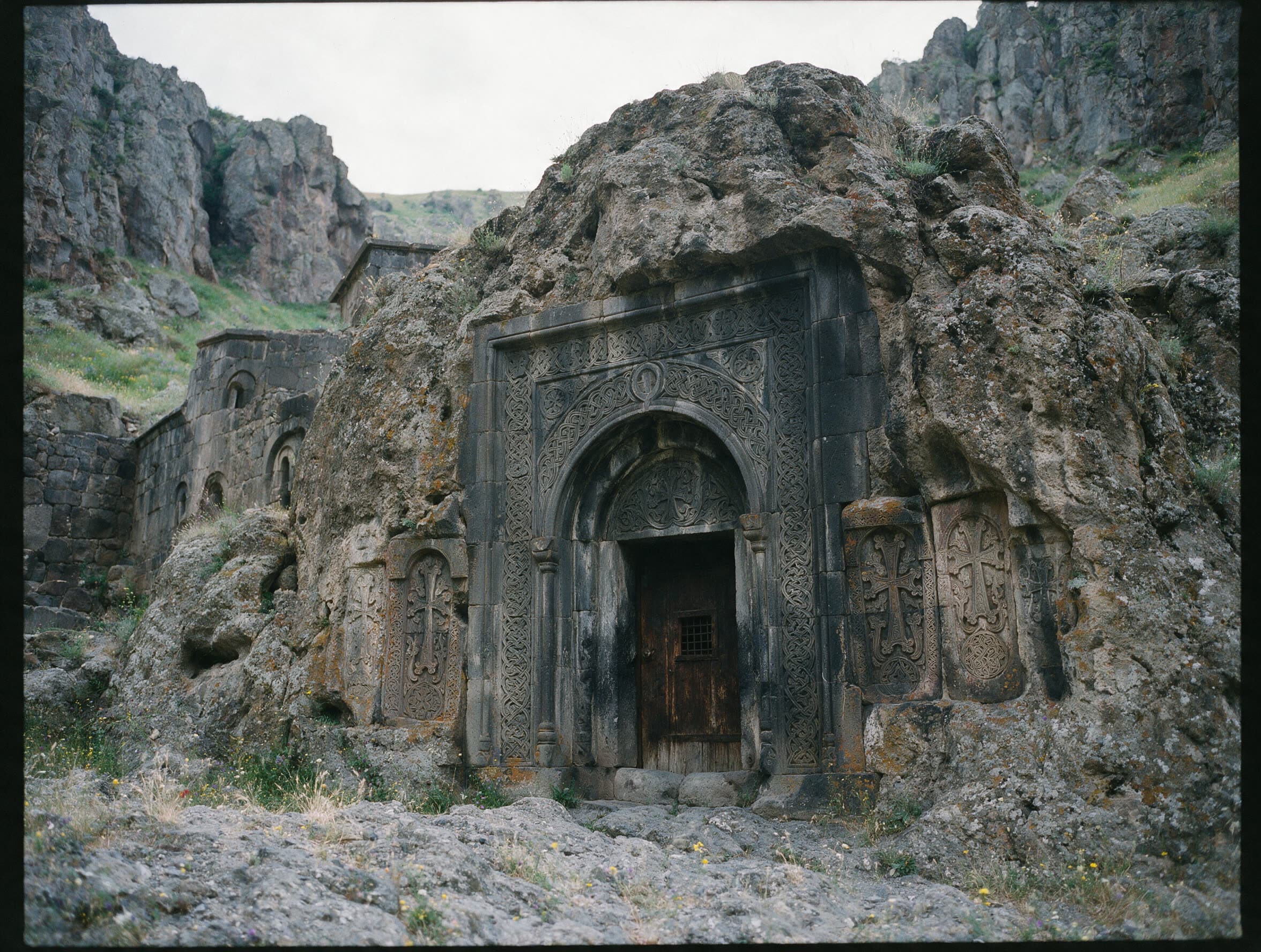 Aus dem Fels geschlagenes Portal des Klosters Geghard mit eingemauerten Chatschkaren