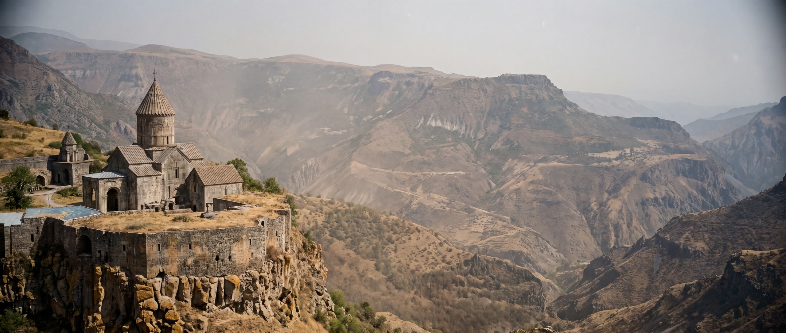 Kloster Tatew auf der Basaltkante hoch über der Worotan-Schlucht in Syunik