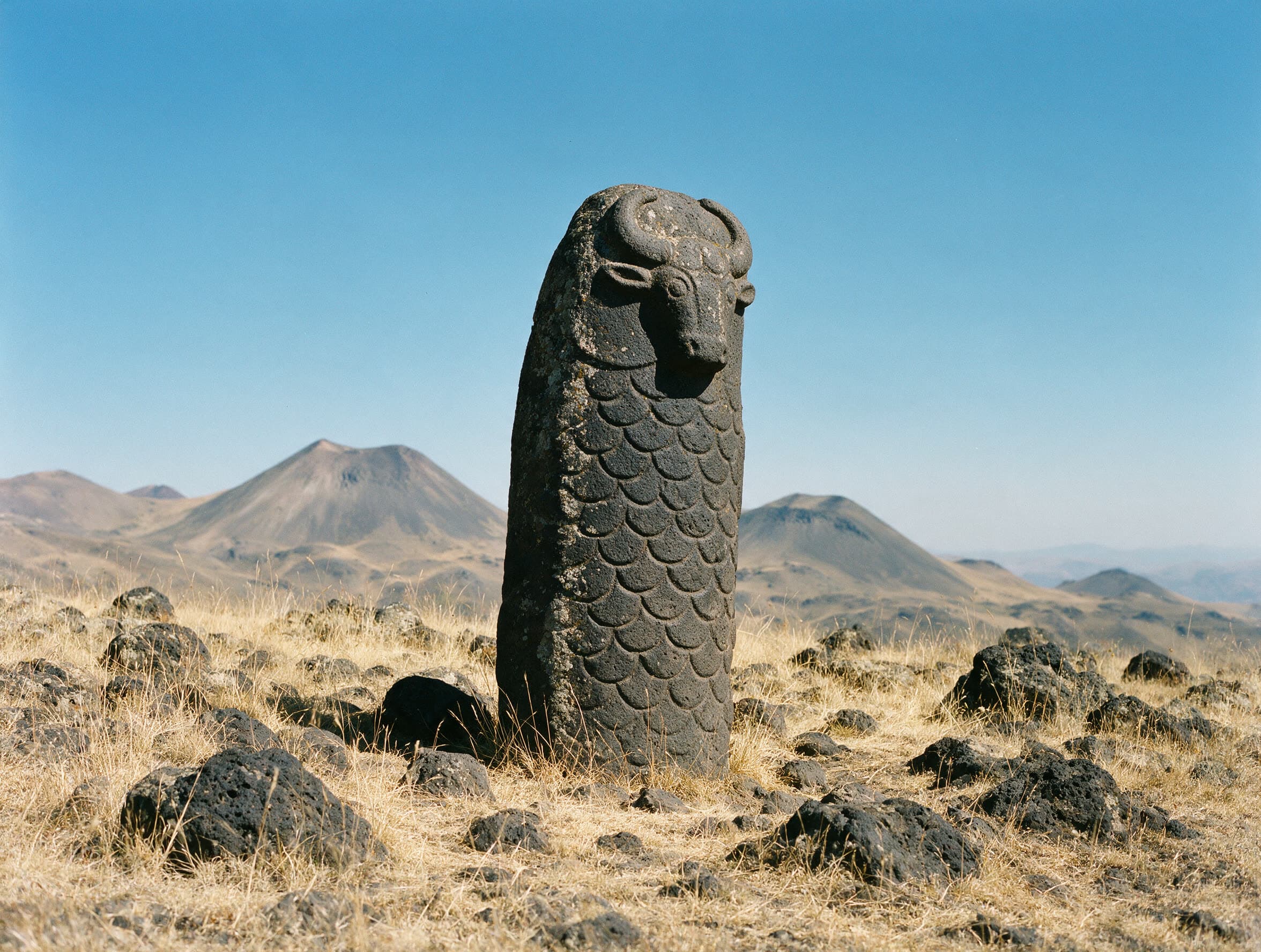 Wischap-Drachenstein mit Stierkopf und Schuppenrelief im Geghama-Hochland