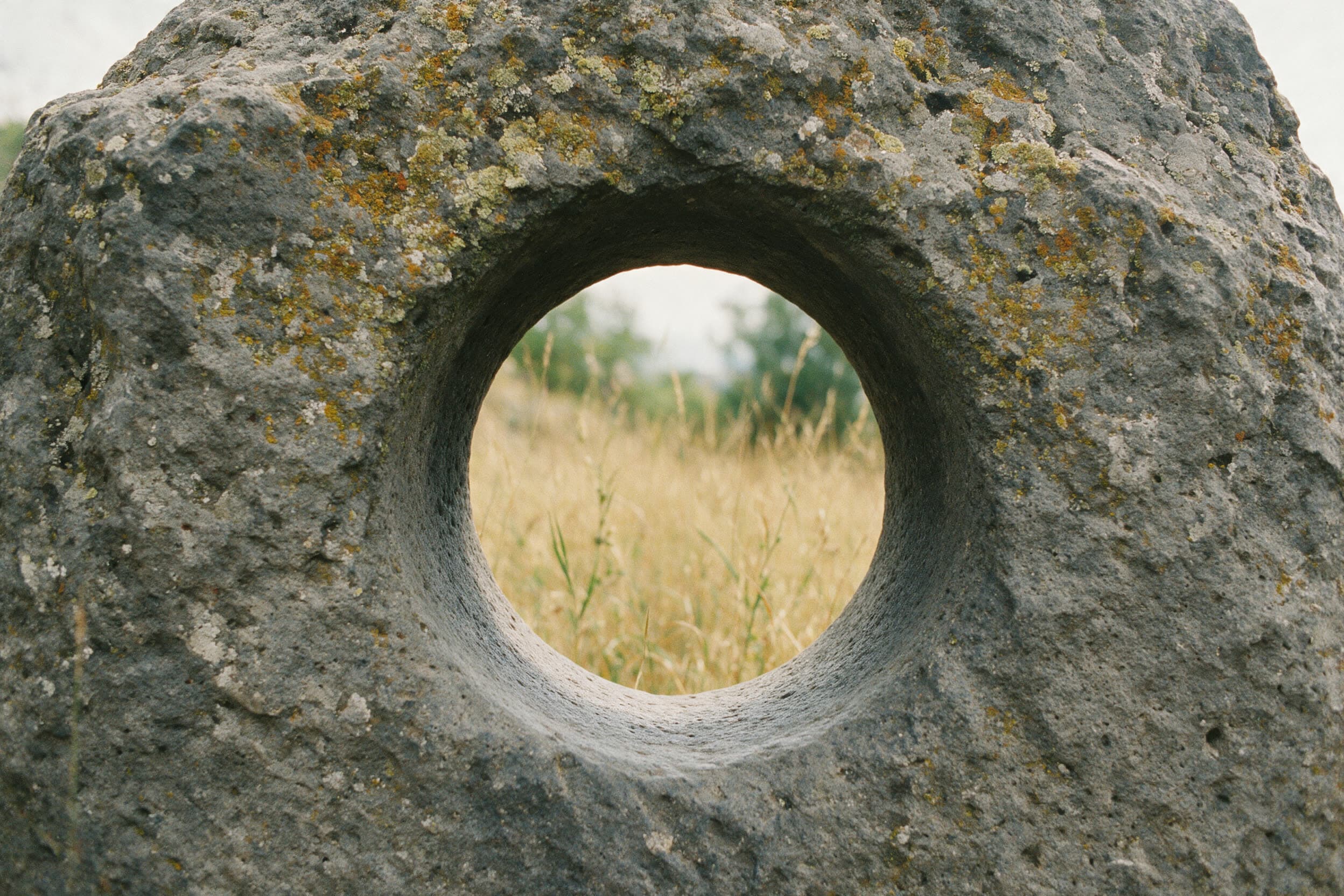 Rundes Bohrloch durch einen Basaltmenhir in Syunik