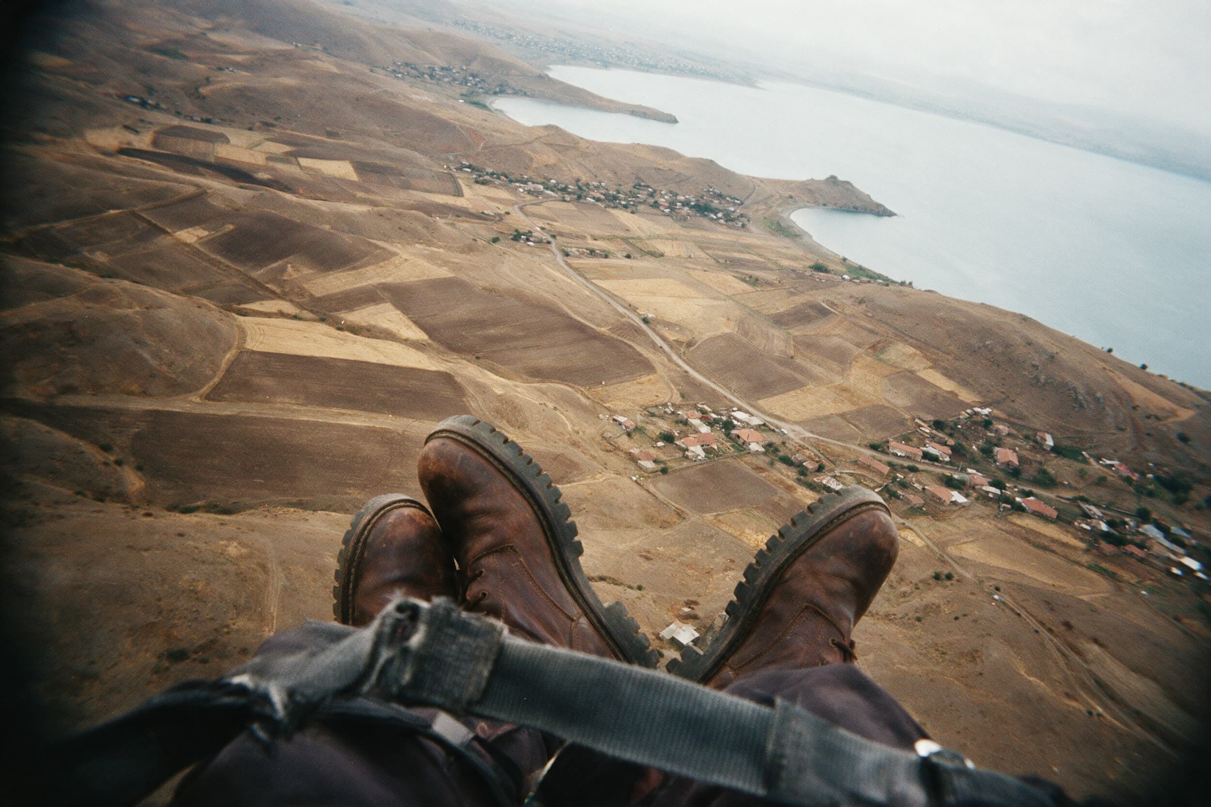 Vue depuis un parapente sur les collines brunes du rivage du lac Sevan