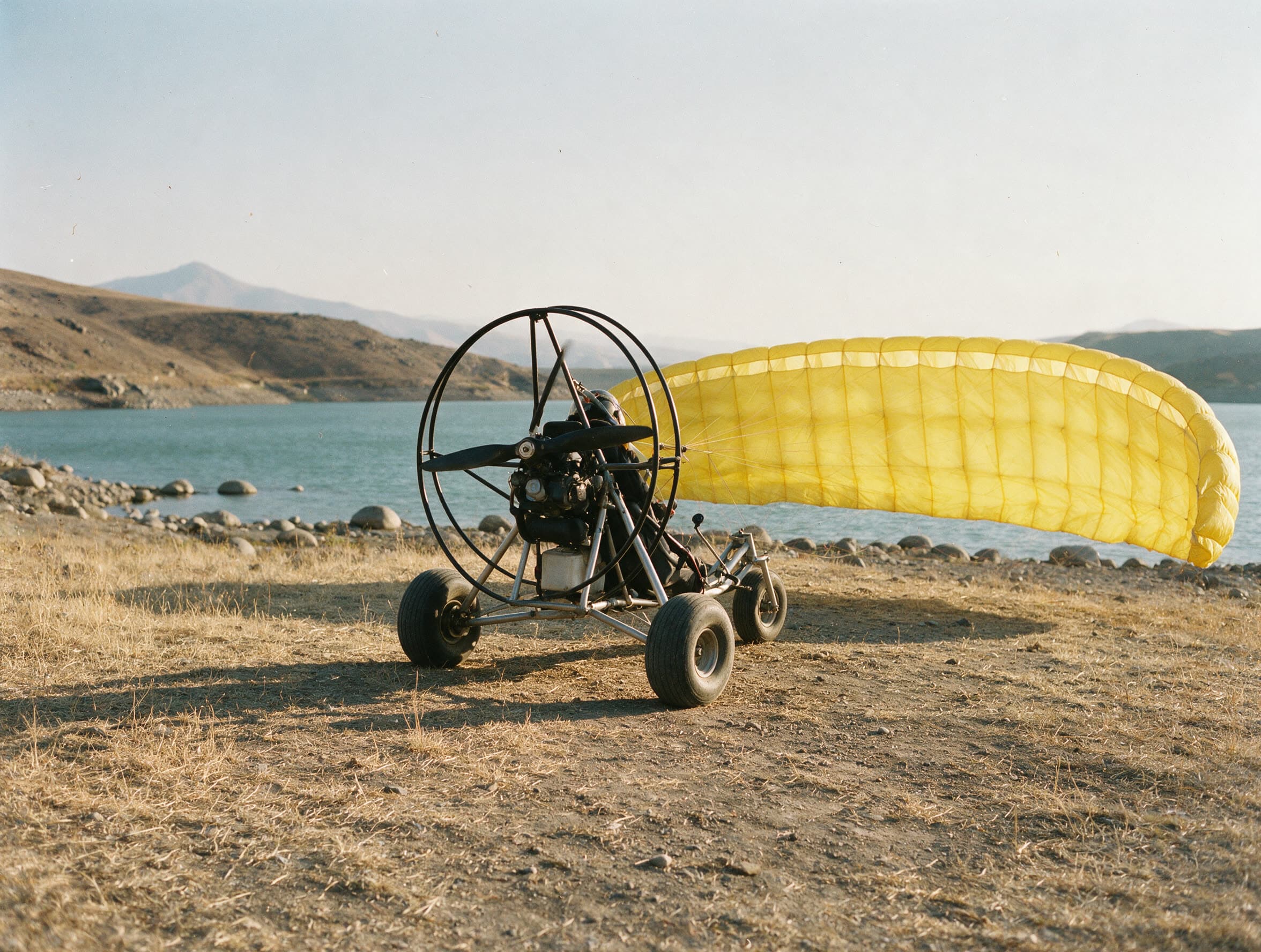 Motorschirm-Trike vor dem Start am Azat-Stausee, die Kappe halb gefüllt
