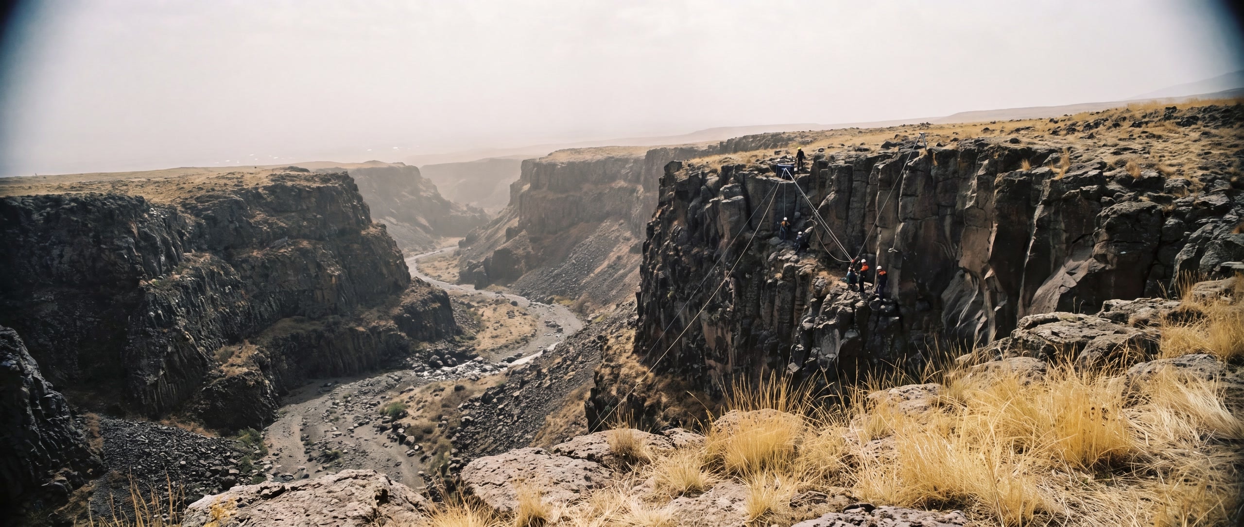 Basaltschlucht in der Ararat-Region vom gegenüberliegenden Rand, Seilsystem am Vorsprung