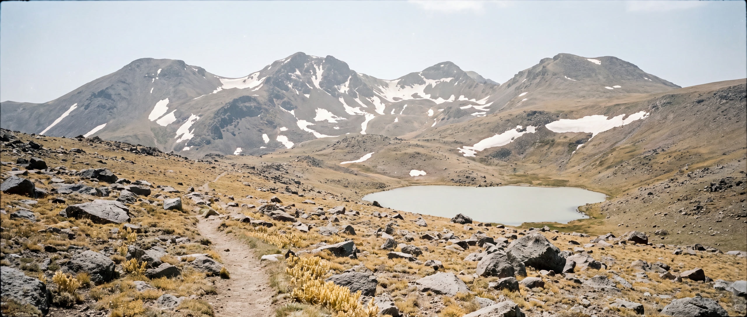 De boomloze hoogste hellingen van de Aragats met blokvelden, het Karimeer en oude sneeuw in de geulen