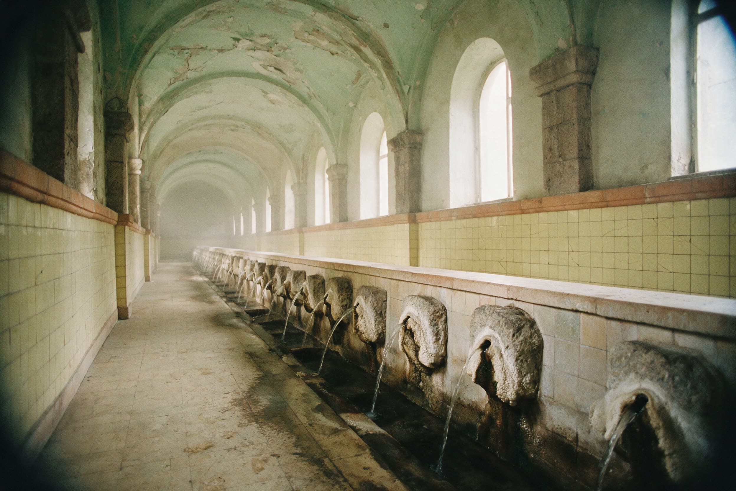 Sowjetische Trinkhalle in Dschermuk mit einer Reihe steinerner Ausläufe