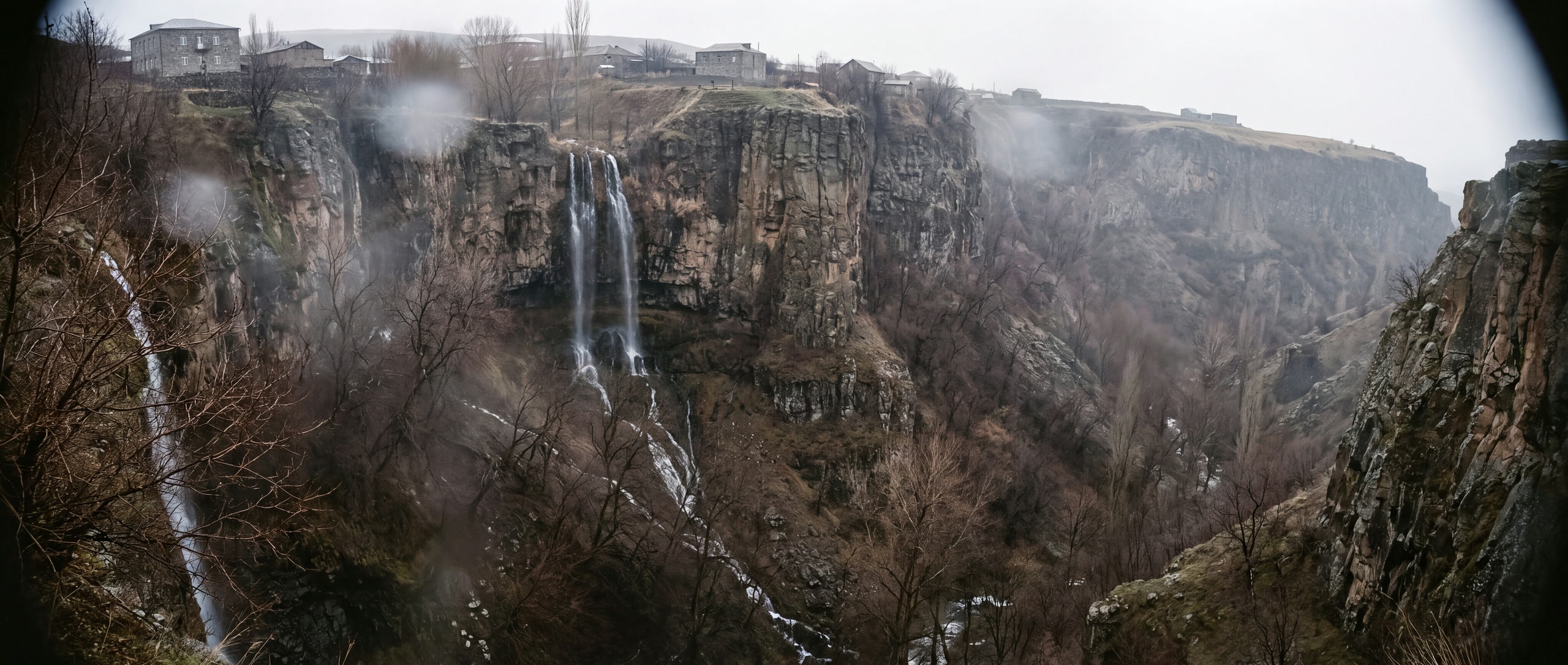 La cascade de Jermuk tombant dans une gorge boisée du Vayots Dzor