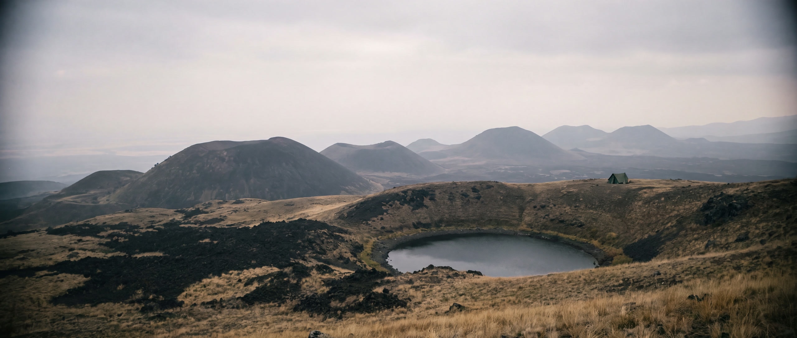 Weite Vulkanhochebene der Geghama-Kette mit Schlackenkegeln und einem Kratersee