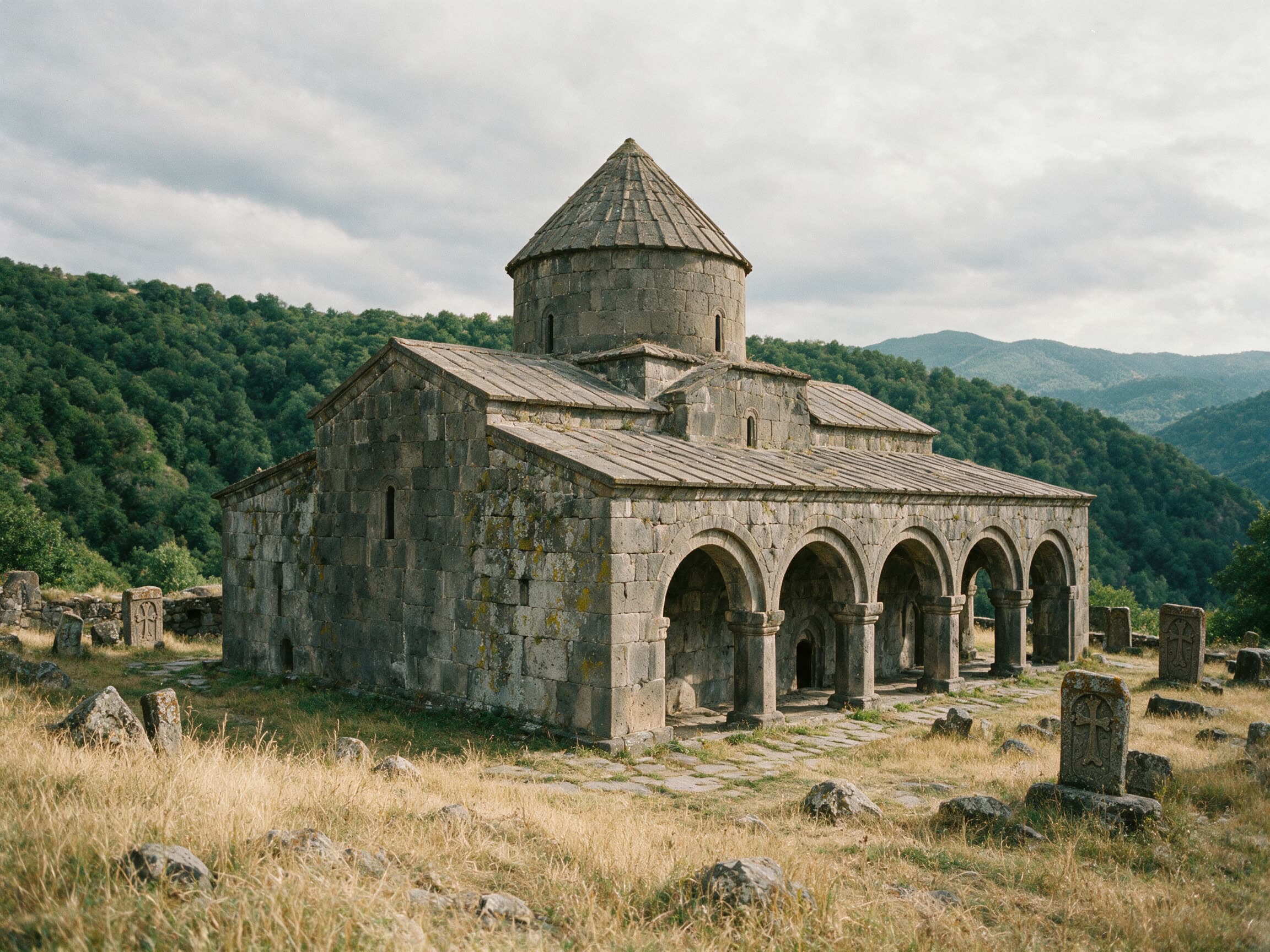 Kloster Haghpat in Lori mit Arkadengang und Kegeldach