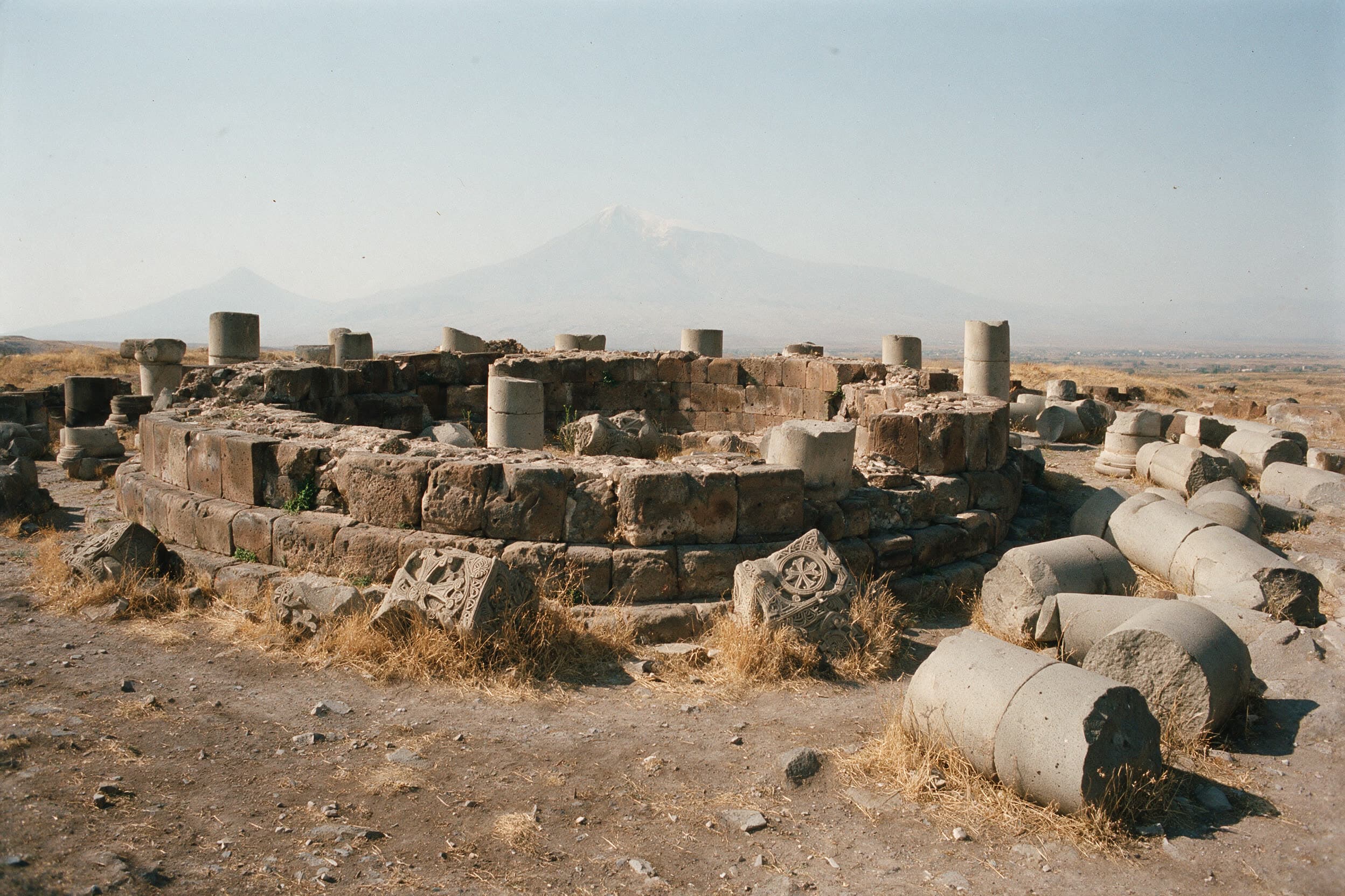 Ruinen von Zwartnots mit Säulentrommeln, dahinter der Ararat im Dunst