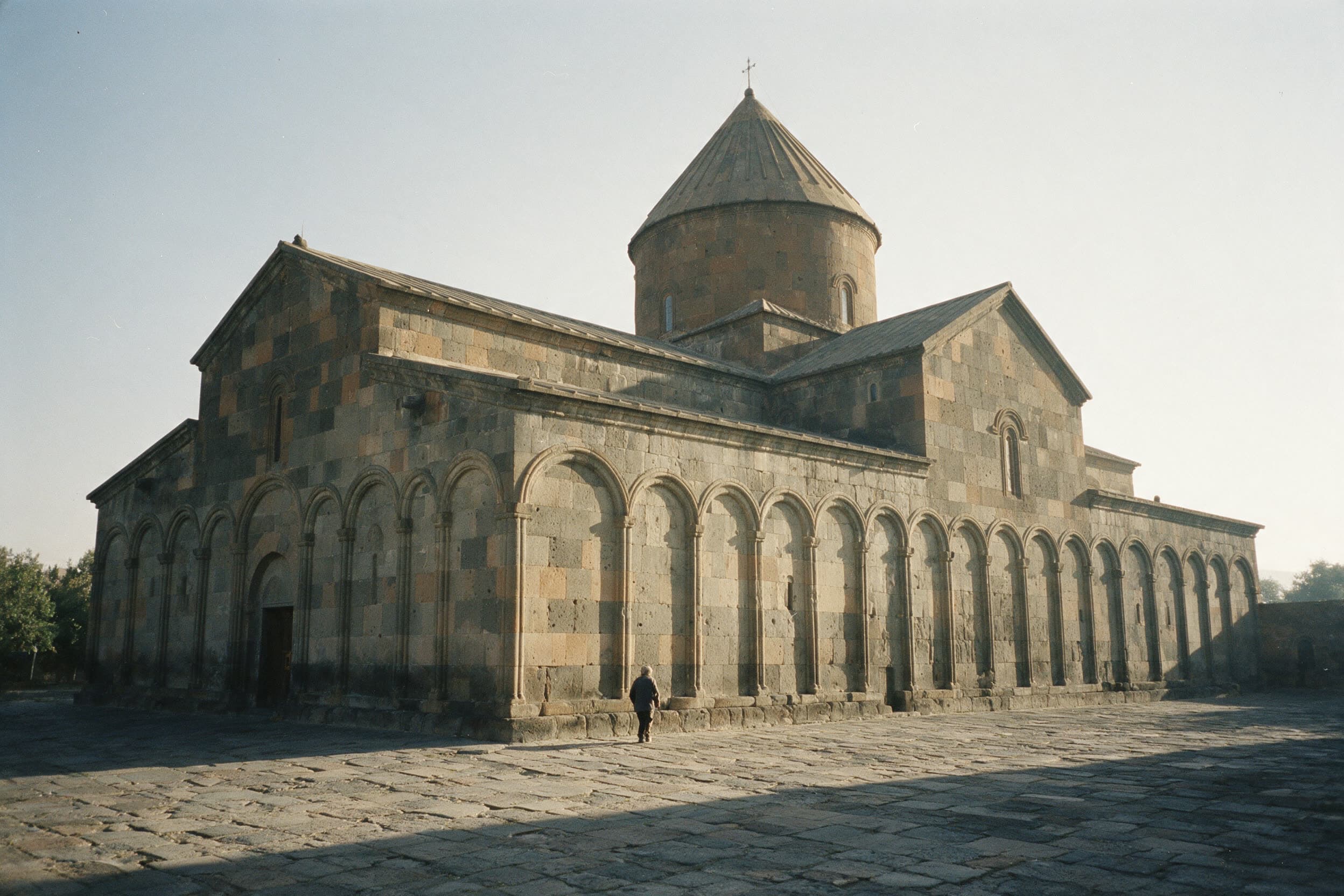Tuffgemauerte Kathedrale von Wagharschapat am leeren frühen Morgen