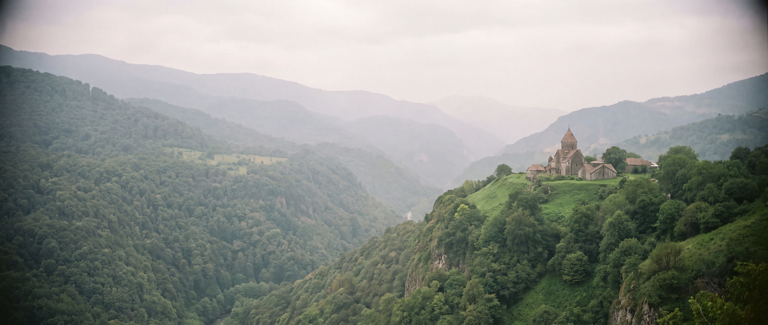 Debed-Schlucht in Lori mit dem Klosterkomplex Sanahin auf grüner Schulter