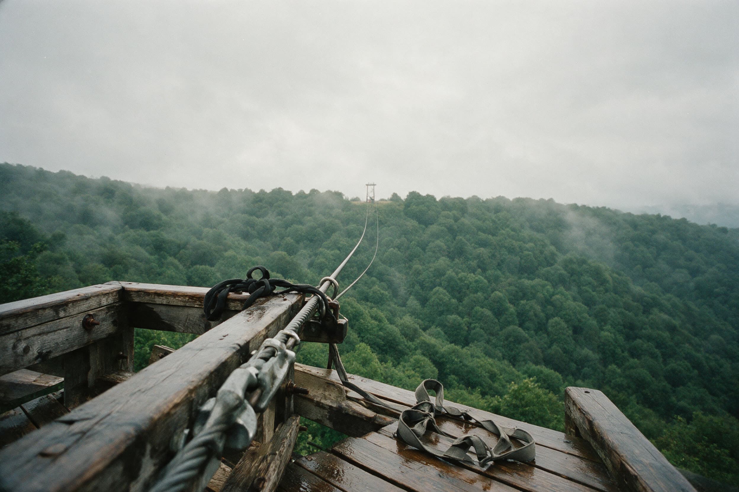 Blick an der Zipline entlang zum Ankerturm über den Kämmen von Tawusch