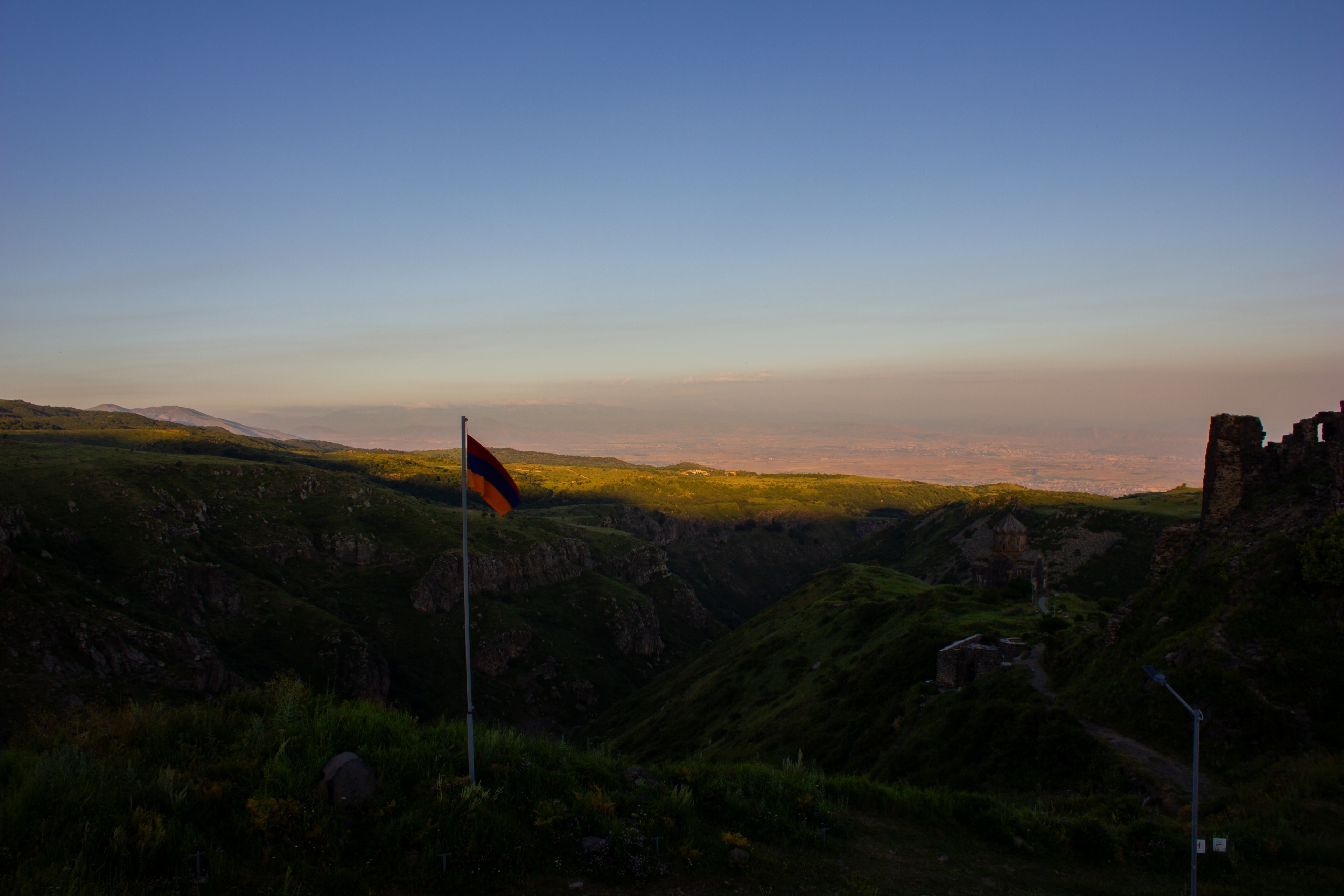 Panorama der Festung Amberd über der Schlucht am Aragats
