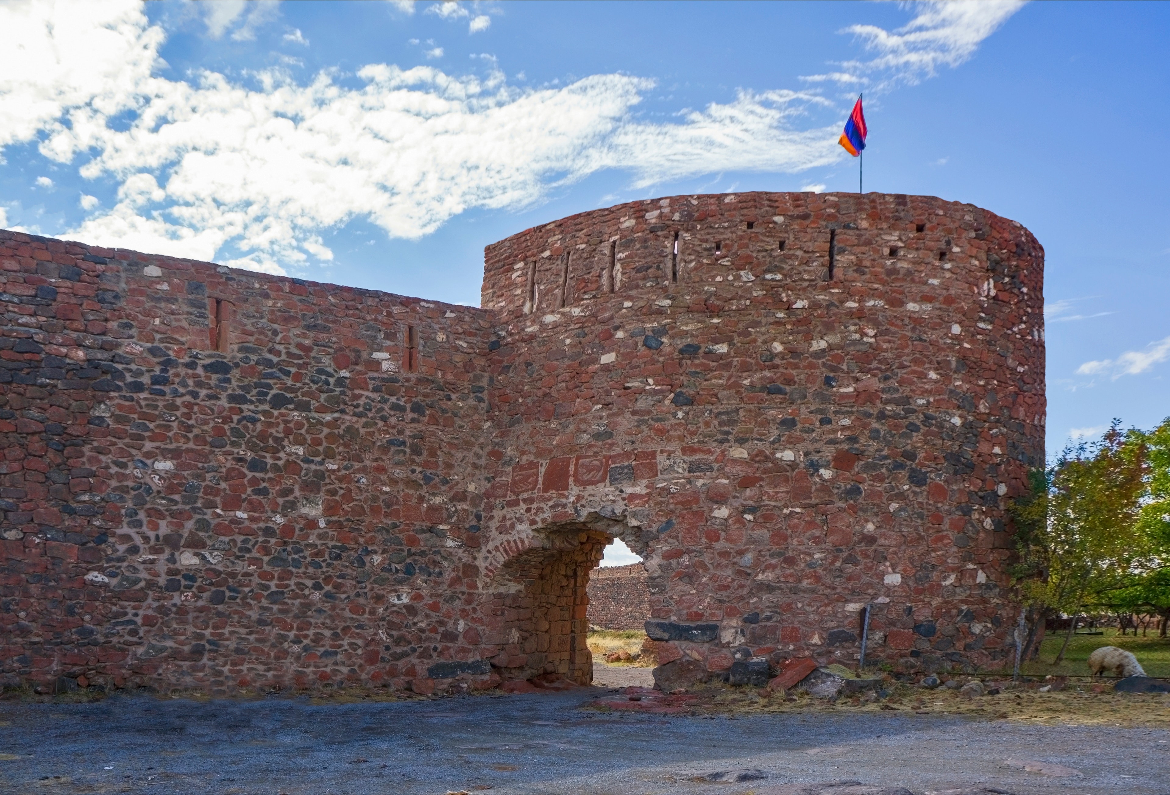Außenmauer der Festung Dashtadem mit Eckturm auf der Talin-Hochebene