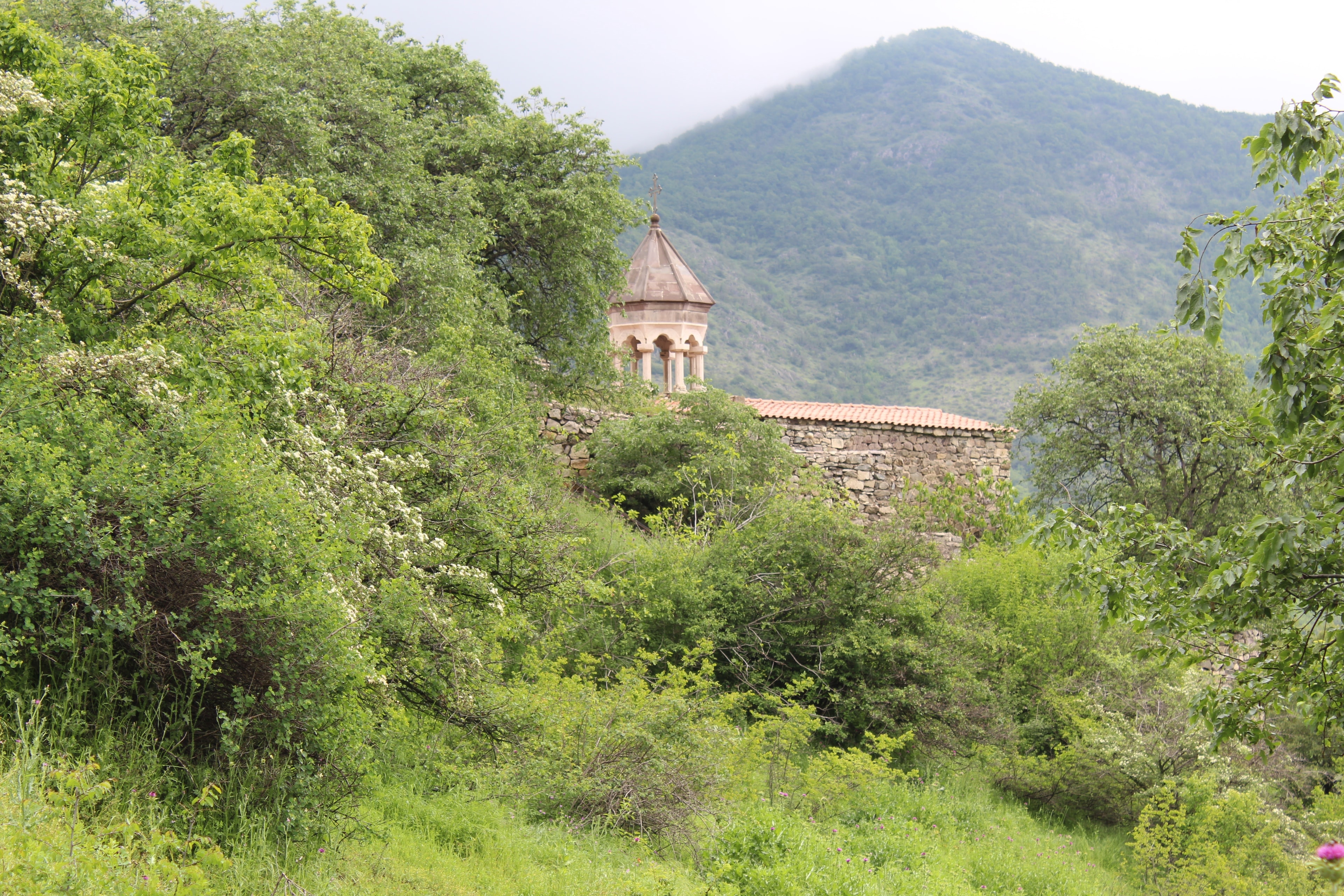 Restaurierte Mauern und Türme der Festung Halidzor über dem Voghji-Tal