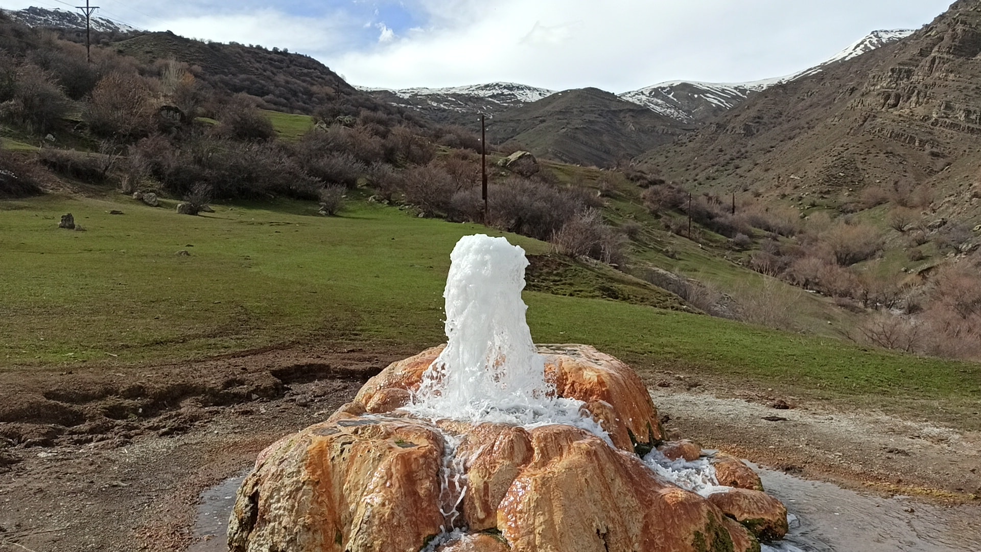 Horbategh-Geysir mit mineralgefärbtem Boden in Vayots Dzor