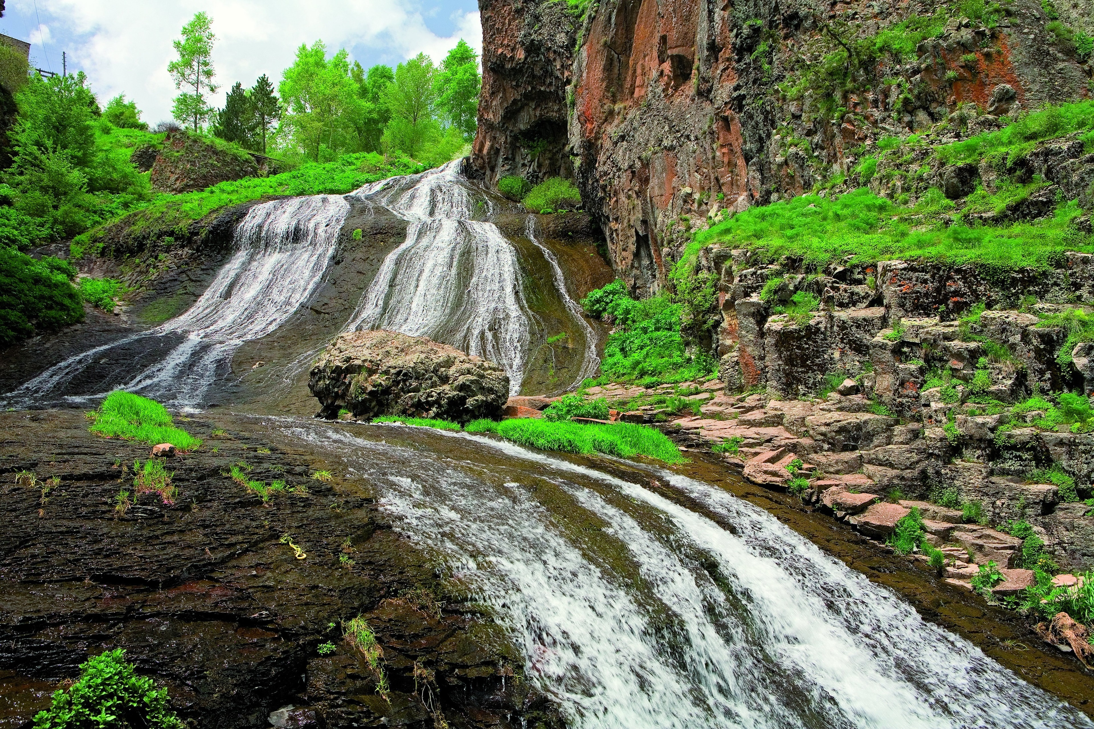 Jermuk-Wasserfall stürzt über die Felskante bei der Kurstadt Jermuk