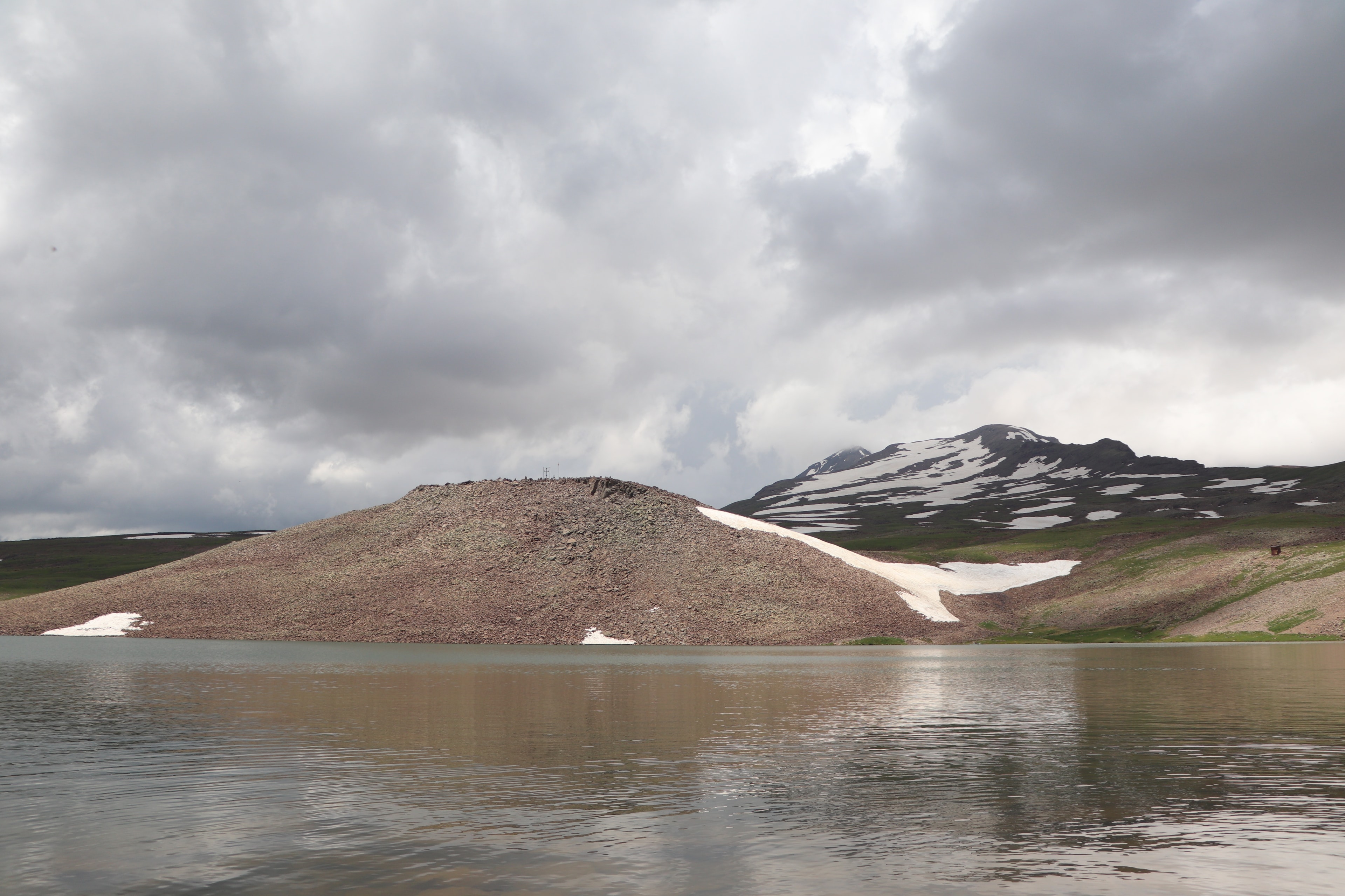 Lac Kari avec vue sur les quatre pics de l’Aragats en été