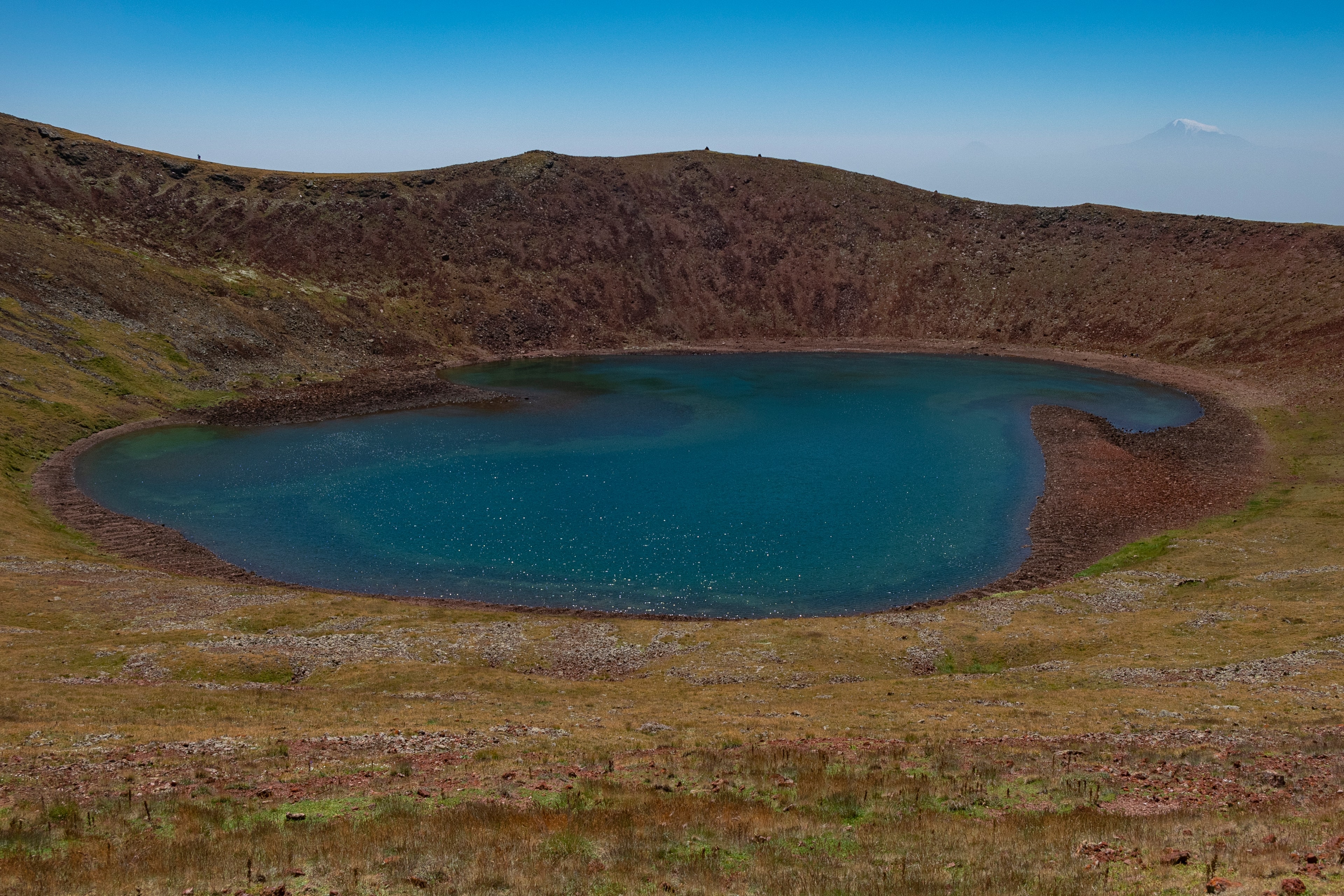 Kratersee im Gipfelkrater des Azhdahak auf 3597 Metern Höhe in Armenien
