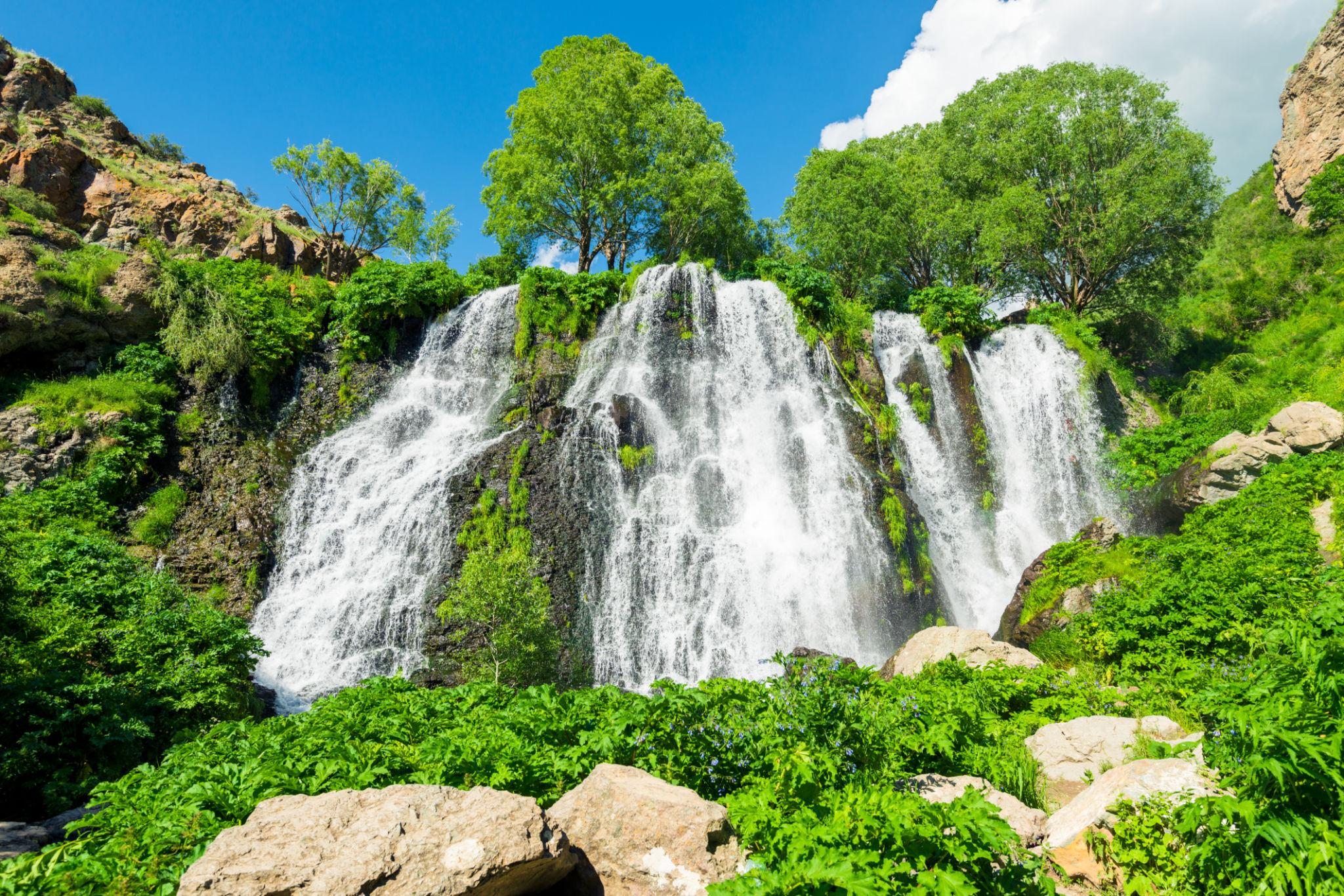 Shaki-Wasserfall über Basaltkante in der Vorotan-Schlucht bei Sisian