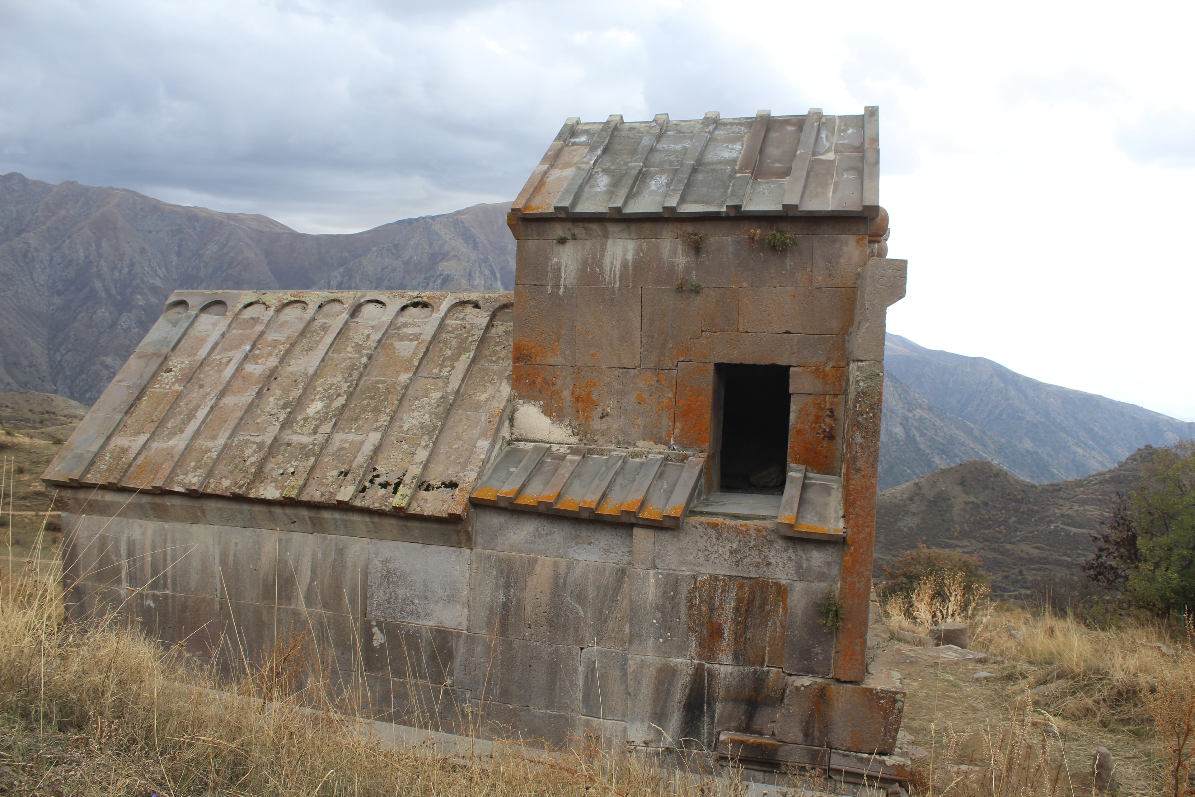 Kloster Tsakhats Kar über dem Yeghegis-Tal in Vayots Dzor