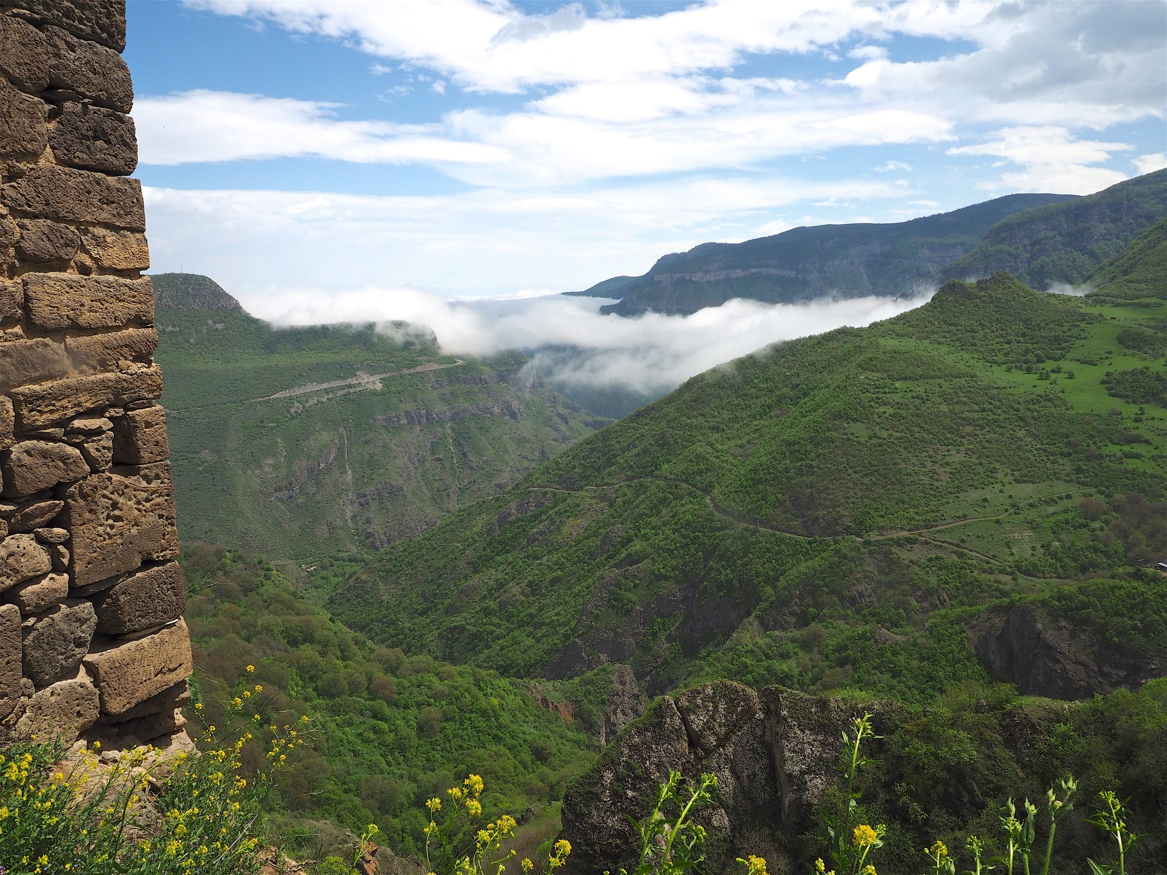 Vorotan-Schlucht von der Seilbahn Wings of Tatev aus gesehen